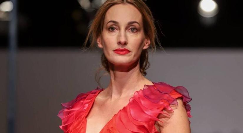 Epres Panni combtőig érő ruhában fotózkodott: ilyen pikáns képet rég láttunk tőle