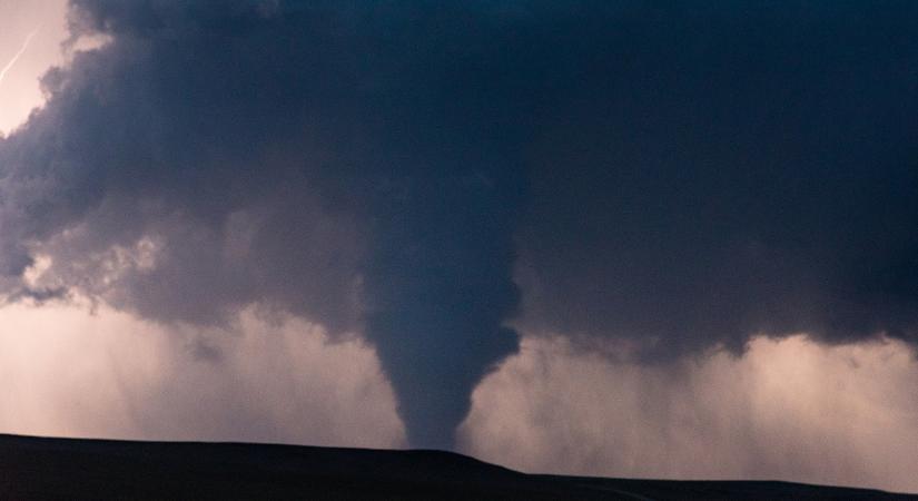 Elképesztő méretű tornádót vettek videóra – egyik pillanatról a másikra csapott le