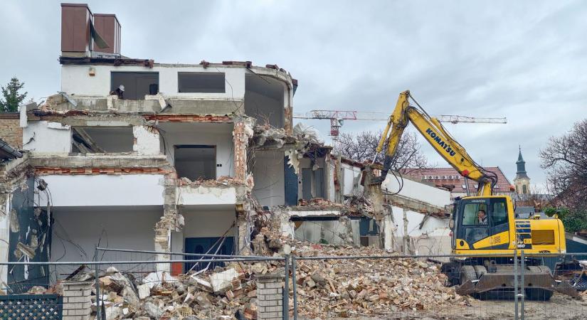 Elbontják az ikonikus fehérvári étterem épületét