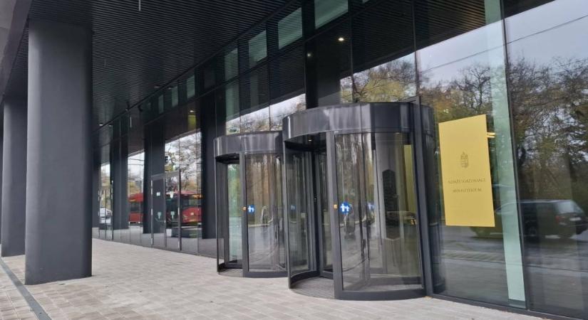 Kirakta a cégtáblát Nagy Márton minisztériuma a 120 milliárdos új irodaházára, de a választásokig maradnak a régi helyen