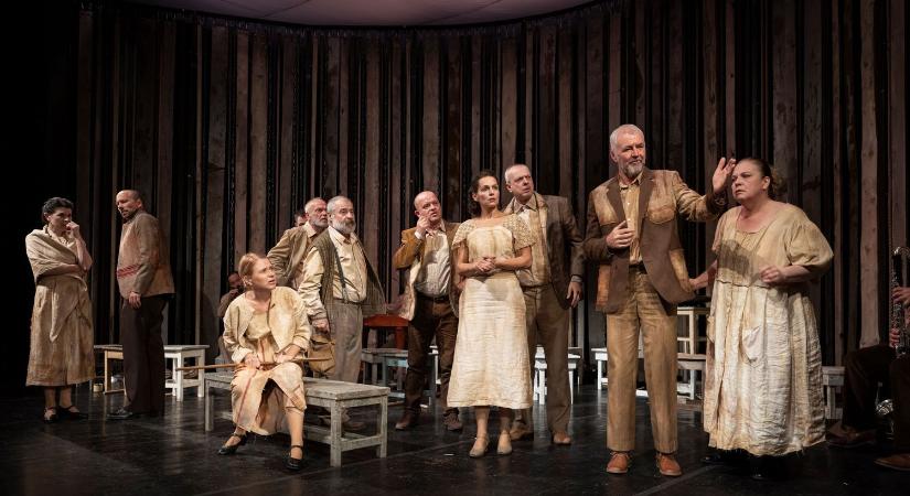 A Komáromi Jókai Színház drámai előadása is a Magyar magazinban