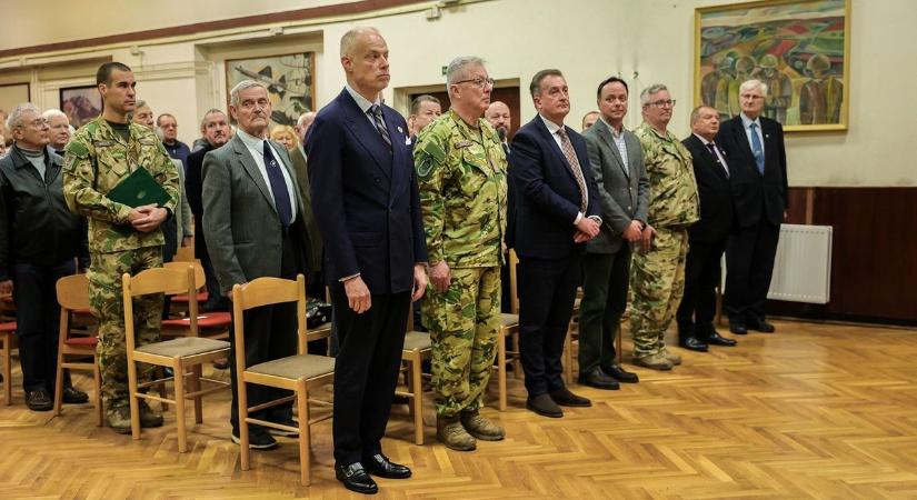 Jól néz ki a magyar katona - A honvédelmi miniszterrel találkoztak Győrben nyugállományú katonák - fotók