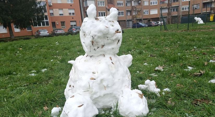 A tél ránk rontott és elillant – Ilyen hóembereket gyúrtak a gyerekek a zalai társasháznál