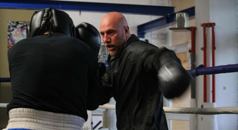 Ökölvívó Mikulás házibajnokság a Raktár utcában