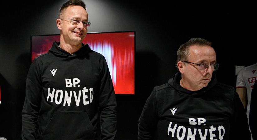 „A Honvéd a közös szenvedélyünk” – Szijjártó Péter otthonában a mosópor is a kispesti színekhez illik – Videó