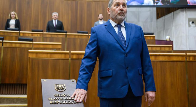 Macášek letette a képviselői esküt a parlamenti ülés elején