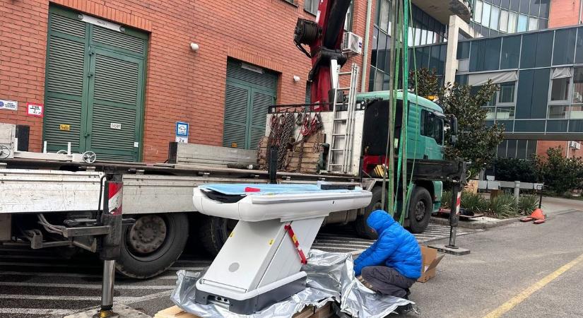 Megérkezett az új CT-berendezés a szekszárdi kórházba – ekkor áll majd üzembe