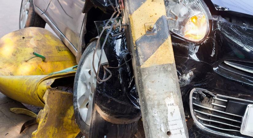 Oszlopnak csapódott egy kisteherautó Jászfényszarun, két város tűzoltóit is riasztották a balesethez