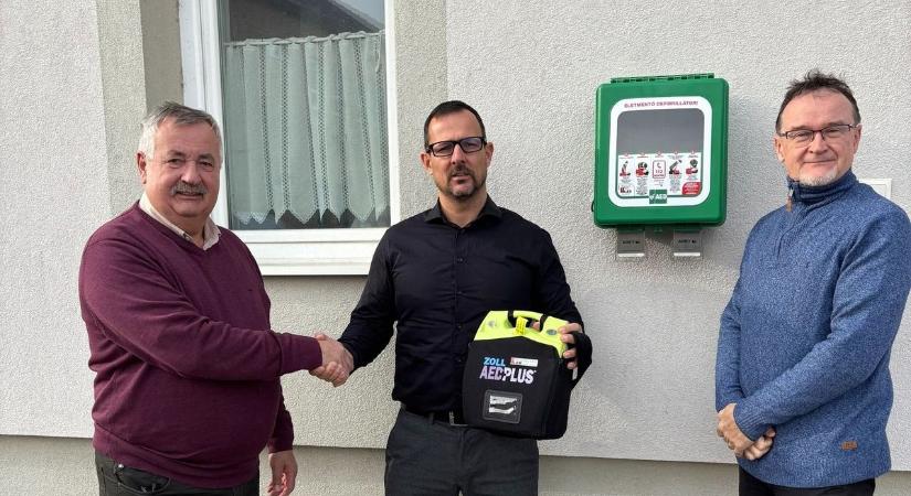 Új életmentő eszköz a településen - defibrillátor a tűzoltóságon