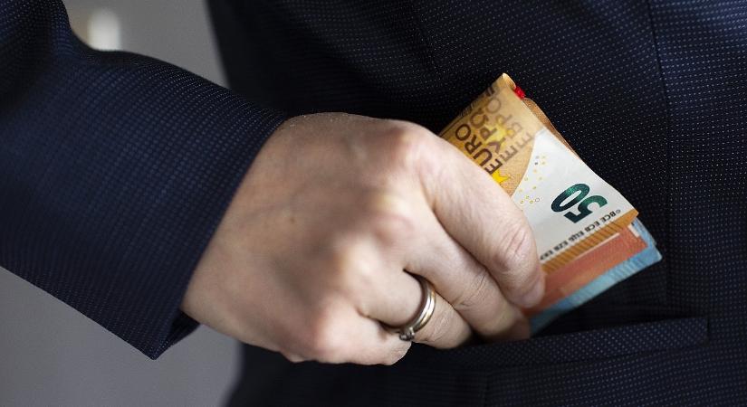 Ukrán katonaként szereztek román okmányokat orosz oligarchák