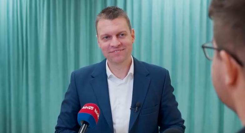 Menczer Tamás: Magyar Péter szájkosarat rakott az összes jelöltjére