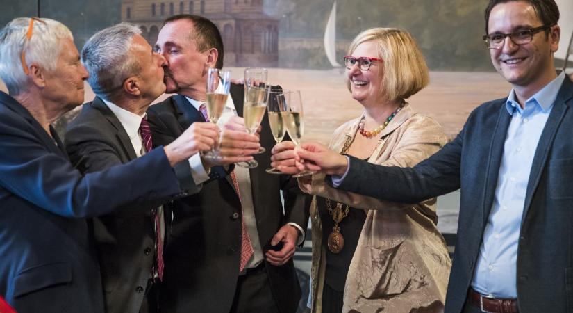 EUB: Minden uniós tagállam köteles elismerni egy meleg pár házasságát, ha azt egy másik tagállamban kötötték