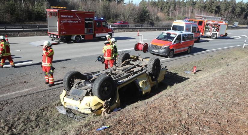 Mentő az M7-esen, az árkon is átsodródott az autó Budapest irányába
