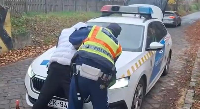 Fuvart ígértek, de kirabolták és bántalmazták a váci vasútállomáson a külföldi férfit: rendőrségi videó a cikkben