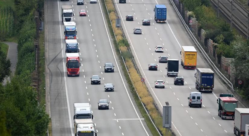 Brutális baleset, lebontotta a fél autópályát egy kamion Ohióban – videó