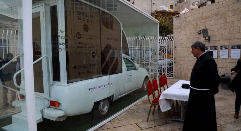 Orvosi rendelővé alakították Ferenc pápa betlehemi kocsiját