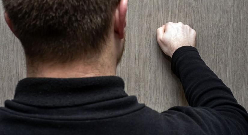 Vigyázat! Új módszerrel próbálnak bejutni a szegedi otthonokba a csalók