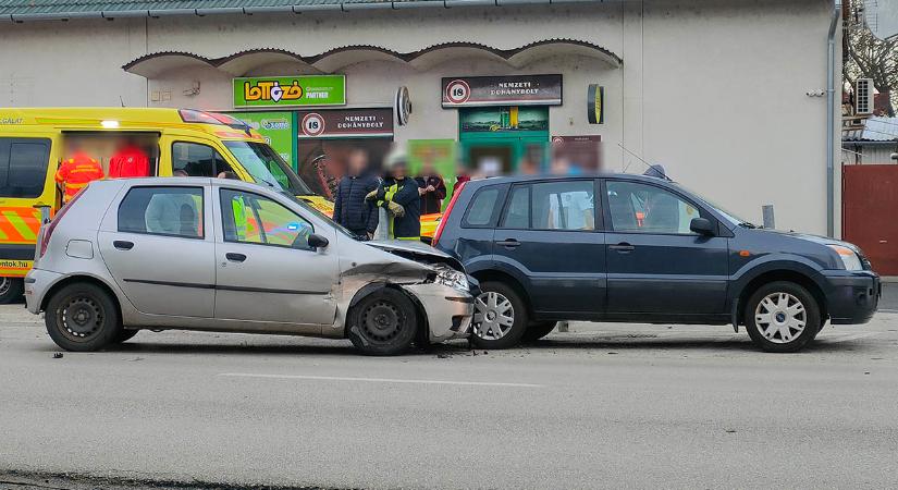 Összeütközött három gépkocsi Békéscsabán