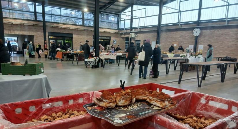 Mínusz fokok és gőzölgő lábasok: téliesre váltott a piaci kínálat, készülnek a tartalmas ételek