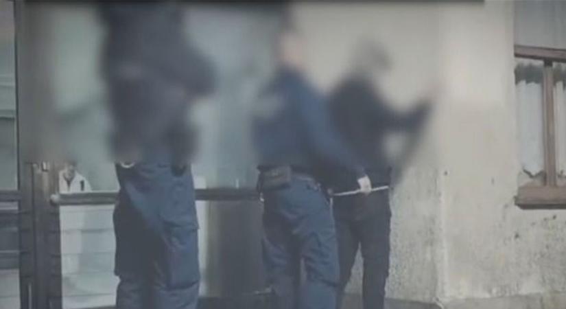 A dunaújvárosi vasútállomáson fogták el a körözött férfit, egyből vitték a börtönbe – videóval