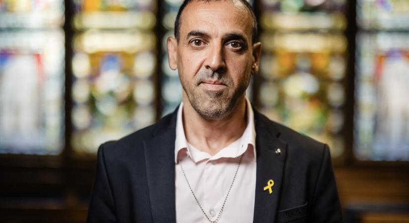 Exkluzív interjút adott Eli Sharabi, megrázó részleteket mesélt a Túsz cím könyv írója