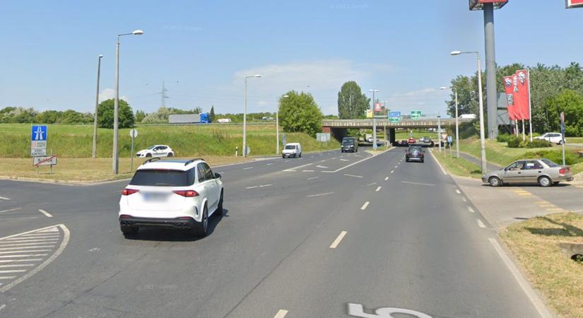 Oszlopnak csapódott egy autó az M7-es siófoki felhajtójánál, tűzoltók emelték ki a sofőrt
