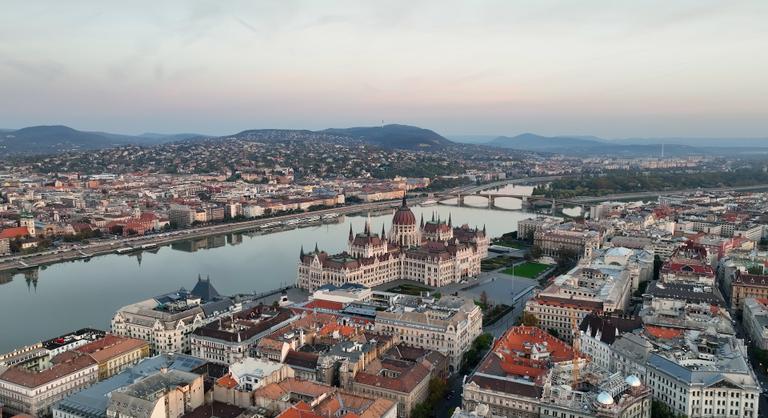 Infografikán mutatjuk, hol áll Budapest a világ száz legjobb városa között