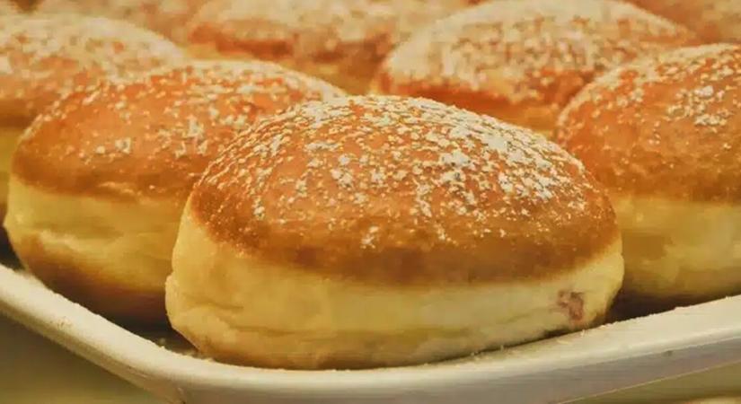 Az ünnepi asztal sztárja: így készül a tökéletes töltött szalagos fánk