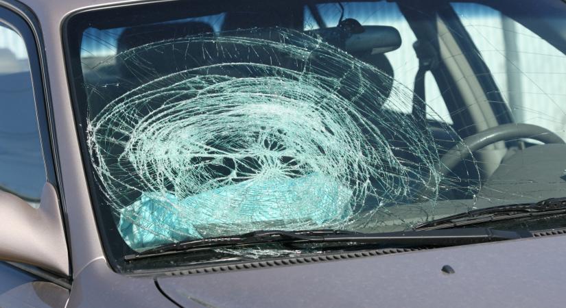 Egészen hihetetlen, hogyan tört be menet közben egy autó szélvédője