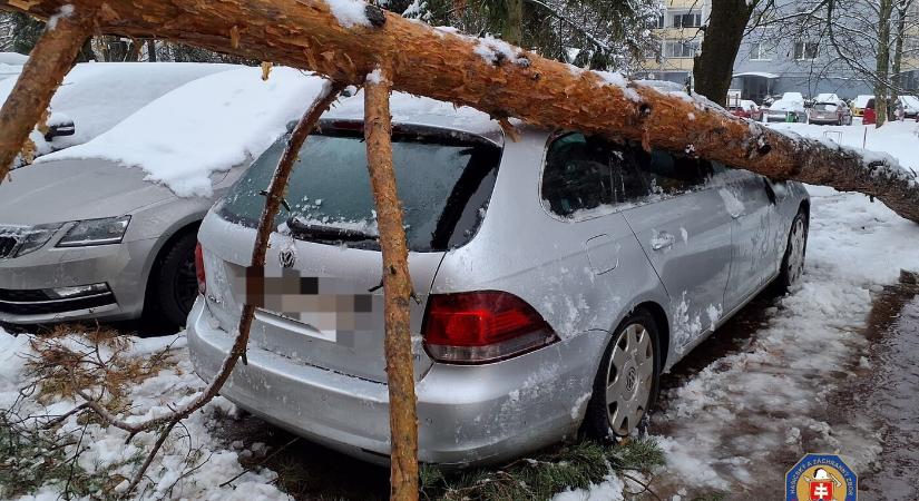 64 helyszínre száz tűzoltó vonult ki az időjárás miatt Besztercebánya megyében
