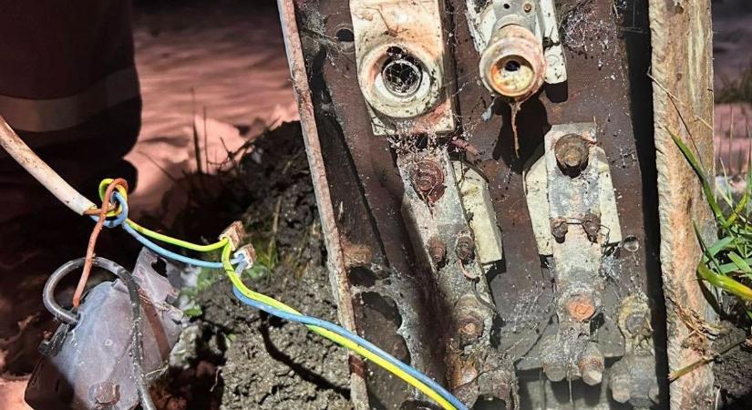 Szikrázott, füstölt a villanyoszlop a Bakonyban, rémisztő a végeredmény