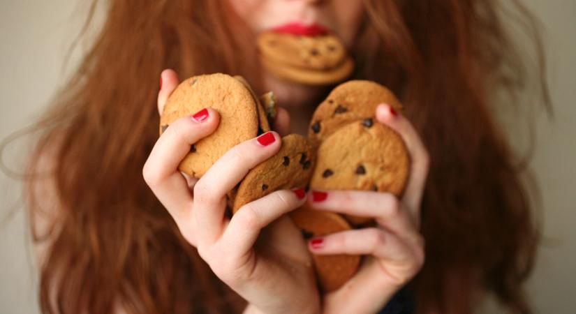 „Csak akarat és szigorú diéta kérdése, hogy megállítsd” – káros tévhitek a falásrohamokról