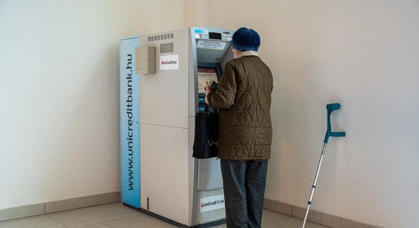 Ingyenes készpénzfelvétel: olyan javaslatot támogat a Fidesz, mely nyugdíjkorrekcióval is felérhet