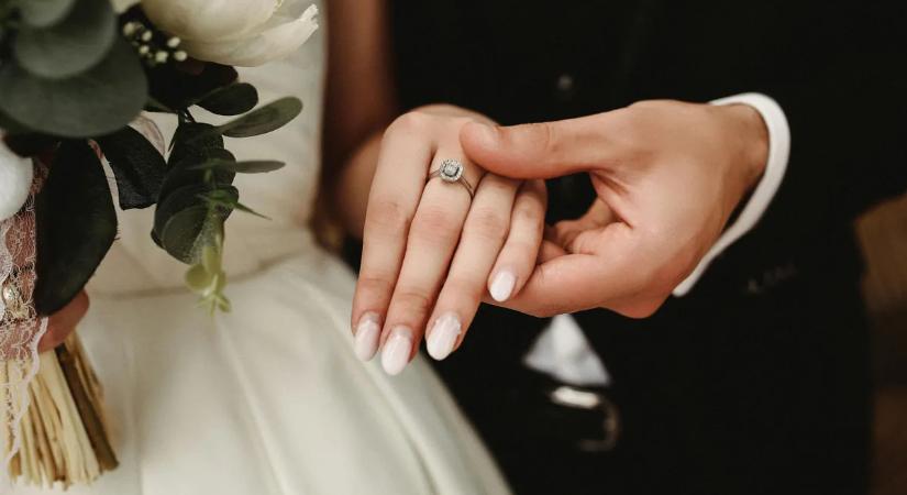 A szerelem számára nincs akadály: nézd, hol mondta ki a pár a boldogító igent!