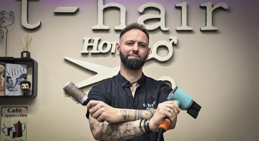 Saját világában alkot Egyek fodrásza