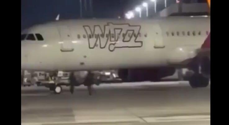 Videón, ahogy két késő utas a futópályán rohanva próbál utolérni egy felszálláshoz készülő Wizz Air-járatot