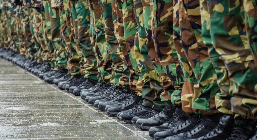 Az Európai Unió újabb tagállama vezeti be a katonai szolgálatot