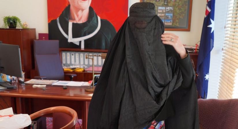 A burka betiltását követelte burkában a parlamentben - Nonszensz módon végül a bevándorlásellenes politikust függesztették fel egy hétre