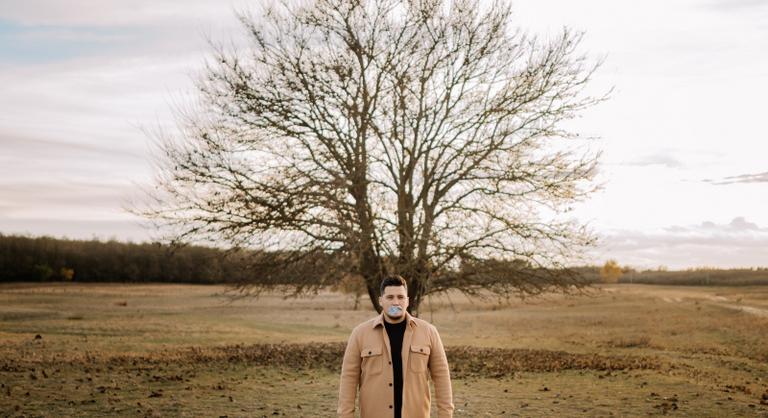 Leragasztották a debreceni énekes száját, de mindenki tudta, hogy ez lesz