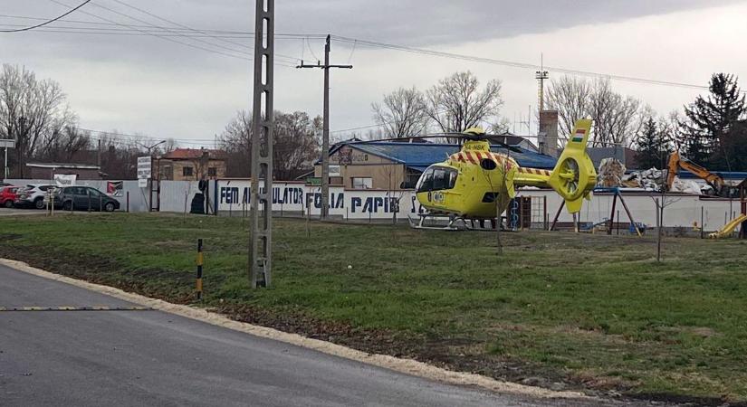Mentőhelikopter szállt le Dombóváron, munkatársai élesztettek újra egy férfit (videóval)