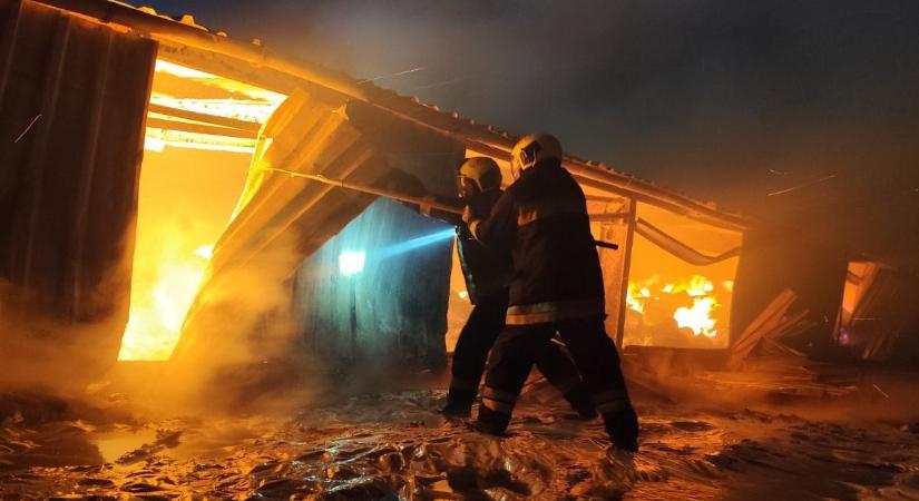 Három napig harcolt a lajosmizsei csarnoktűzzel a katasztrófavédelem, robbanás is volt a helyszínen – fotók