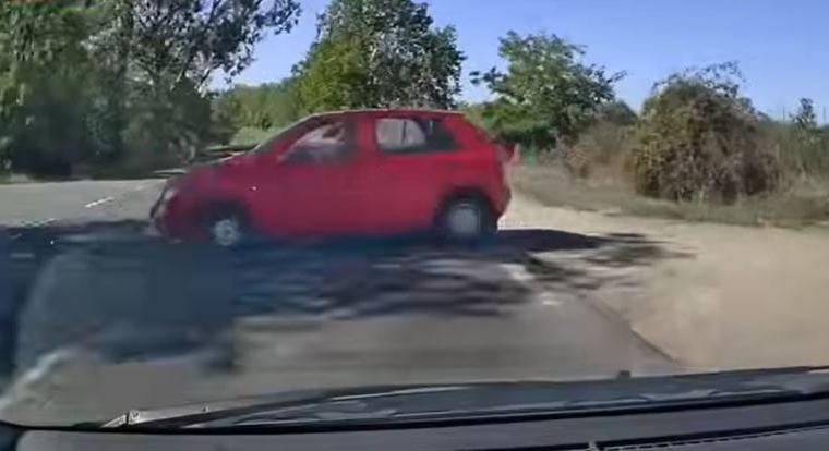 Videón három autós, aki nagyot hibázott – csak centiken múltak a balesetek