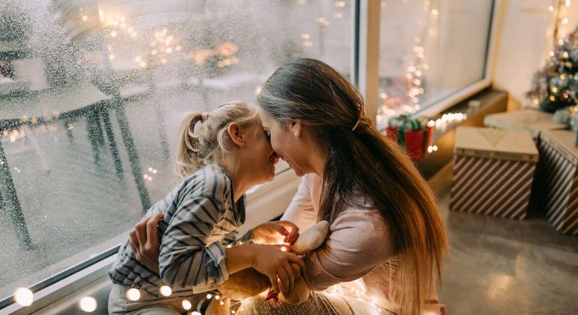 Lavírozunk a túlfogyasztás, a csillogó szemek és a takarékosság között – Tippjeink ajándékozáshoz