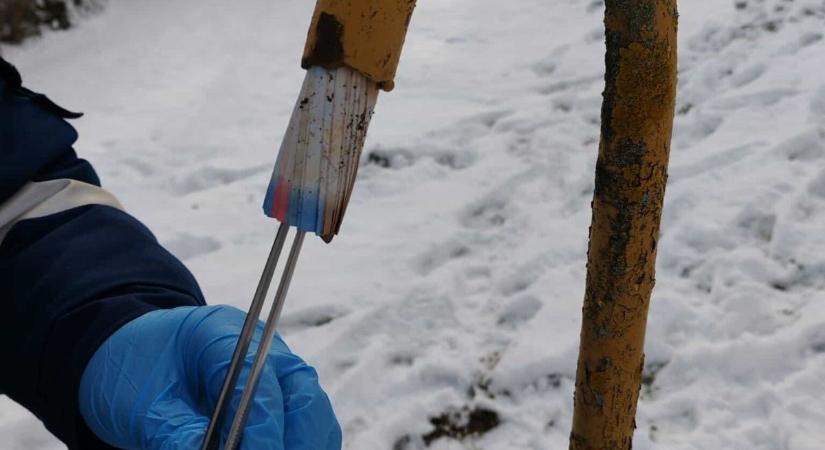 Ellopta a kasszát és egy vascsőbe rejtette a pénzt (galéria)