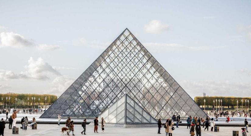 Újabb négy embert vádolnak a Louvre-ban történt ékszerrablás ügyében