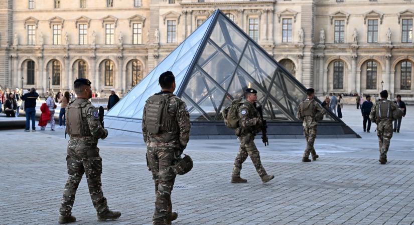 Négy újabb embert állítottak elő a Louvre-ban történt műkincslopás ügyében
