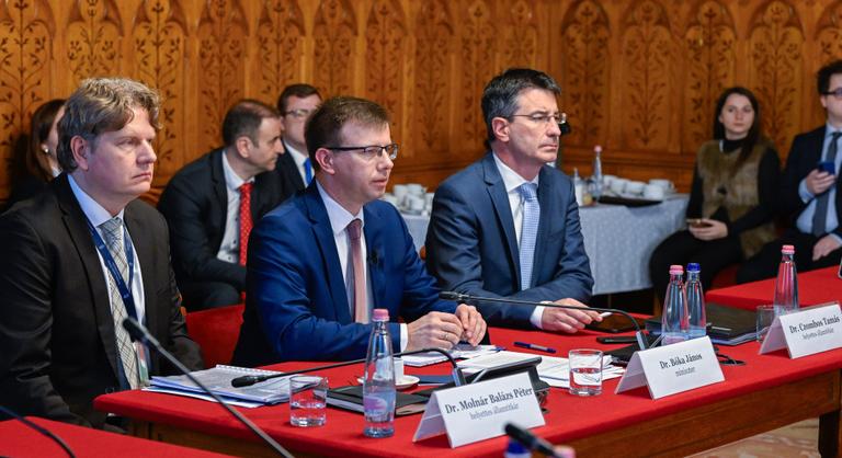 A magyar kormány szerint az EU, az ellenzék szerint a kormány jövője van hatalmas válságban