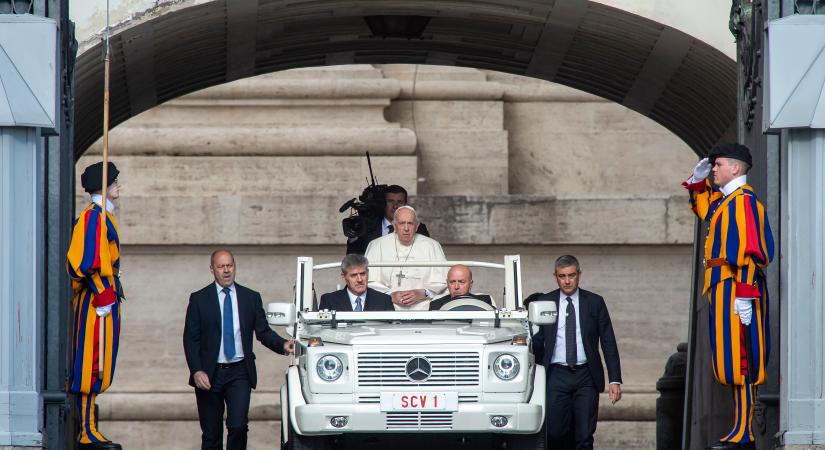 Mobilklinikává alakították Ferenc pápa betlehemi járművét