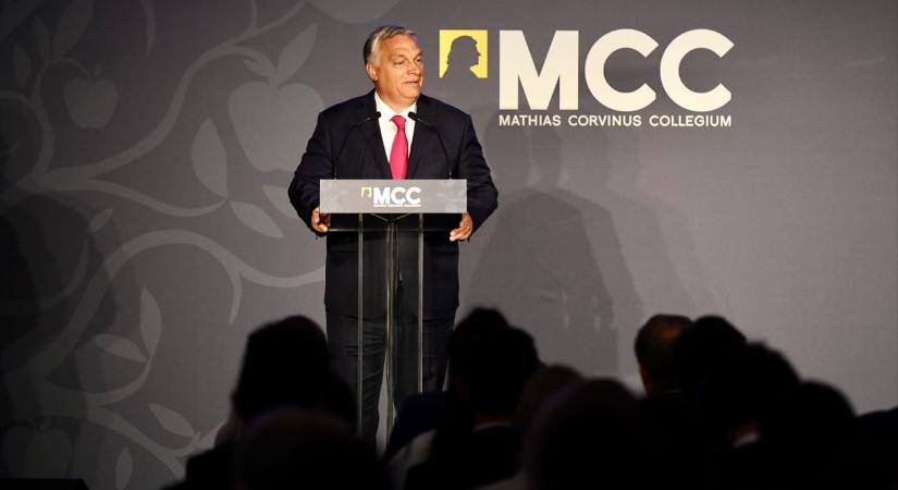 „Nagyon titokban tartják. Múltkor a Rogán jött, azt is csak utólag tudtuk meg” – Orbán Viktor az MCC-ben tart zártkörű beszélgetést