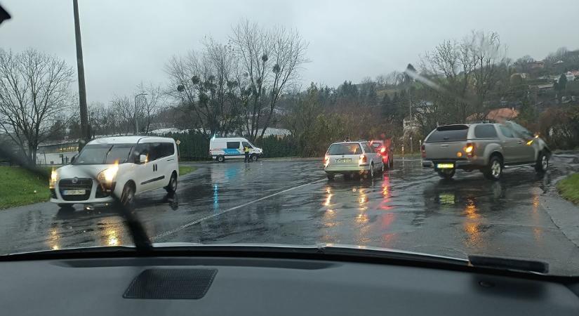 Útzár az Alsóerdőnél, baleset történt!